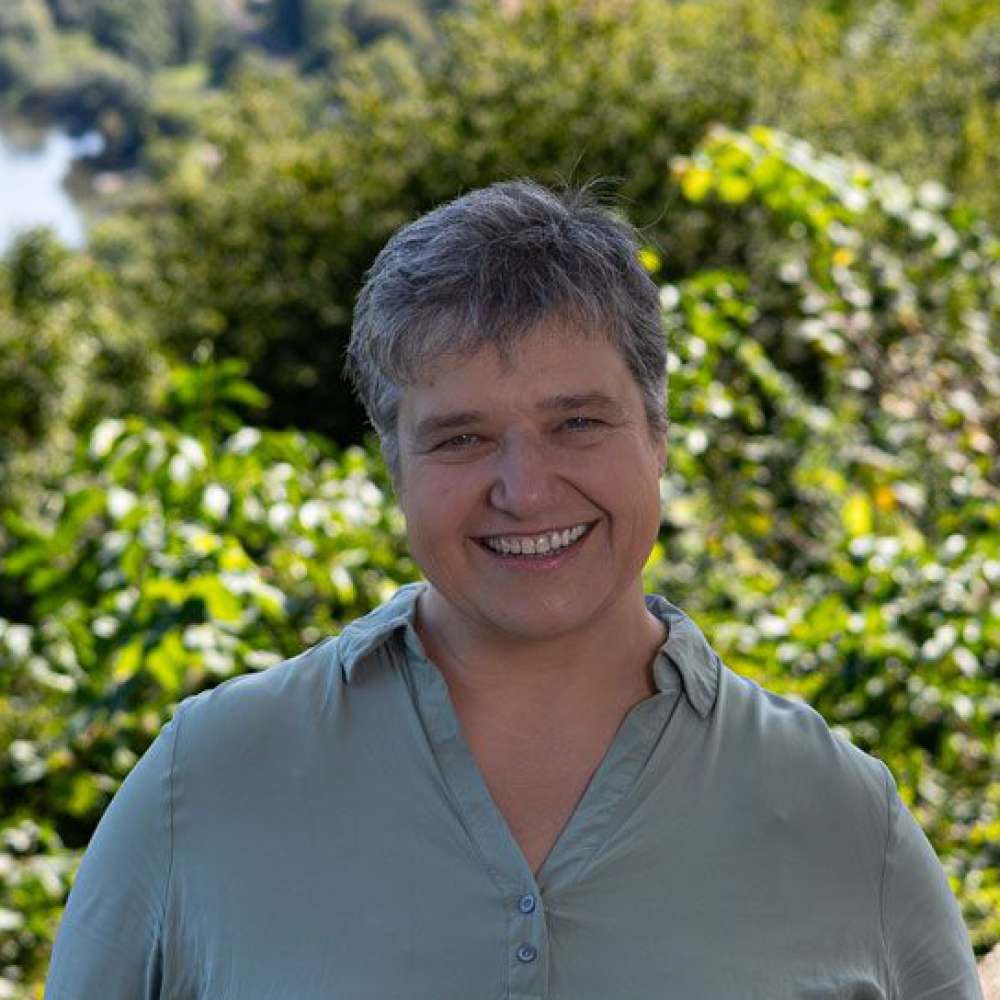  Ein Frau  lehnt an eine Mauer