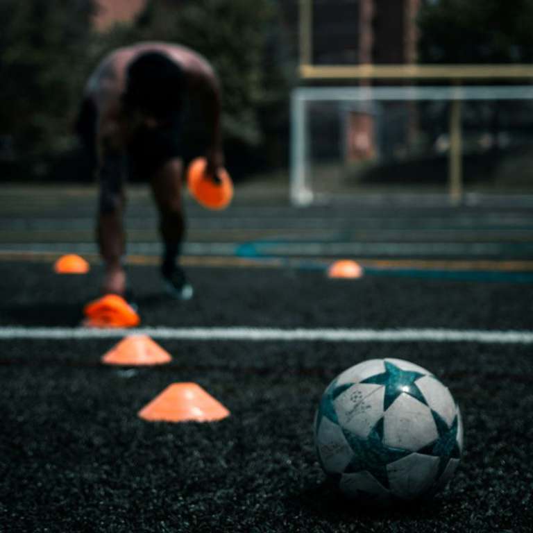 Ein Fußball liegt im Vordergrund