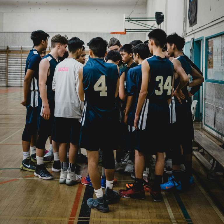 Eine Basketballmannschaft steht im Kreis 