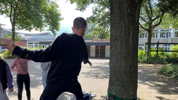 Ein Schüler balanciert