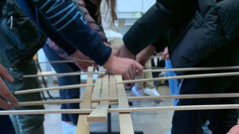  Jugendliche lösen gemeinsam eine Kooperationsaufgabe 