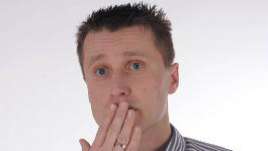  Ein Mann mit der Hand vor dem Mund 