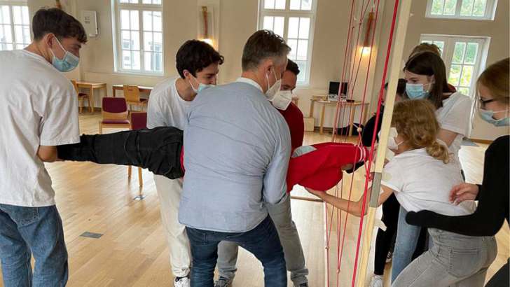  Schülergruppe übt Teamarbeit und Vertrauen