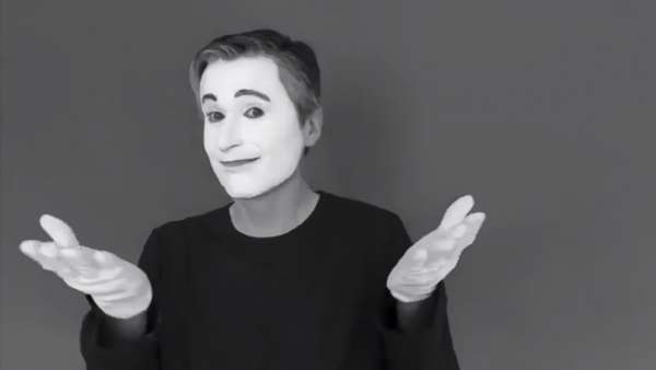 Ein Pantomime in schwarz-weißer Darstellung